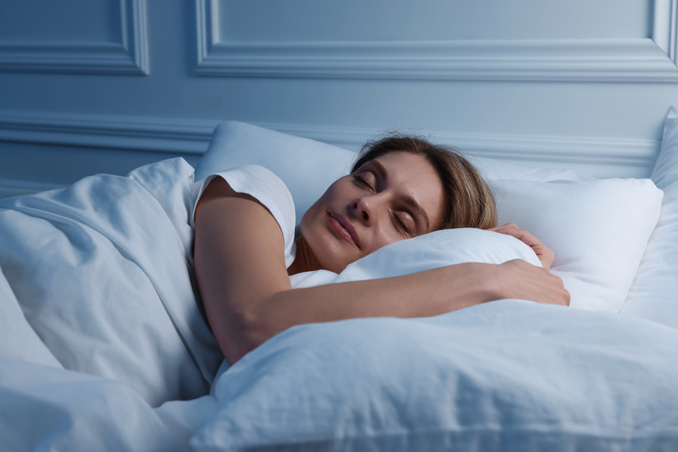 女性_ベッド_睡眠
