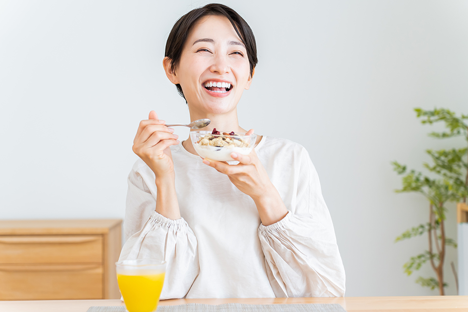 ヨーグルト_食べる_女性_笑顔_オレンジュース