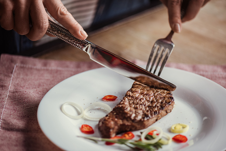 ナイフフォーク_肉_切る