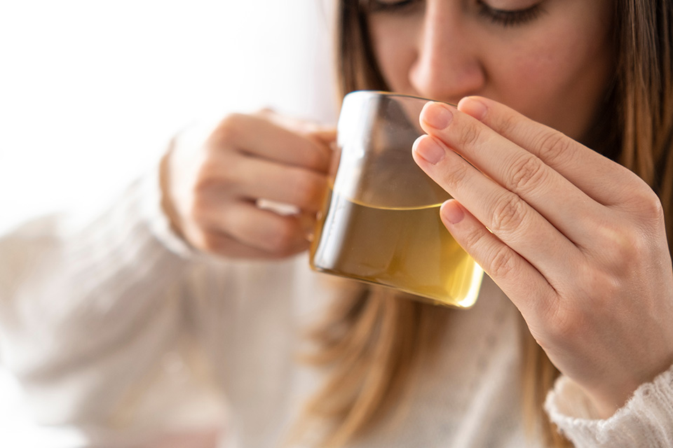 女_お茶_飲む
